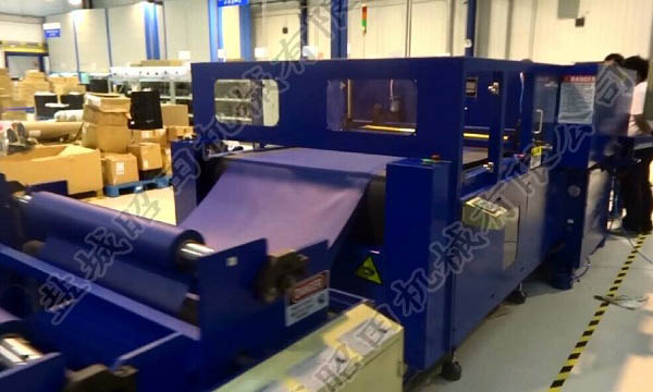 皮带送料循环全自动裁断机工作图片